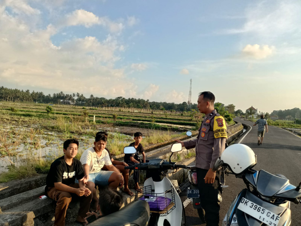 Pembubaran Anak anak Muda yang ingin trek-trekan Daerah Perbatasan Kekeran dan Belang Oleh Babinkamtibmas Desa Sembung